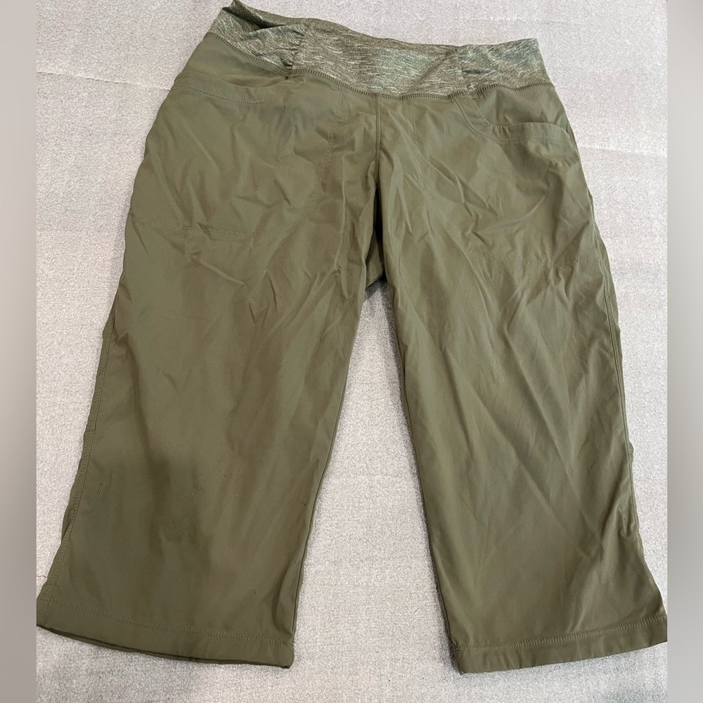 [M]Mountain Hardwear Green Bermuda Shorts Lightweight Casual Capris